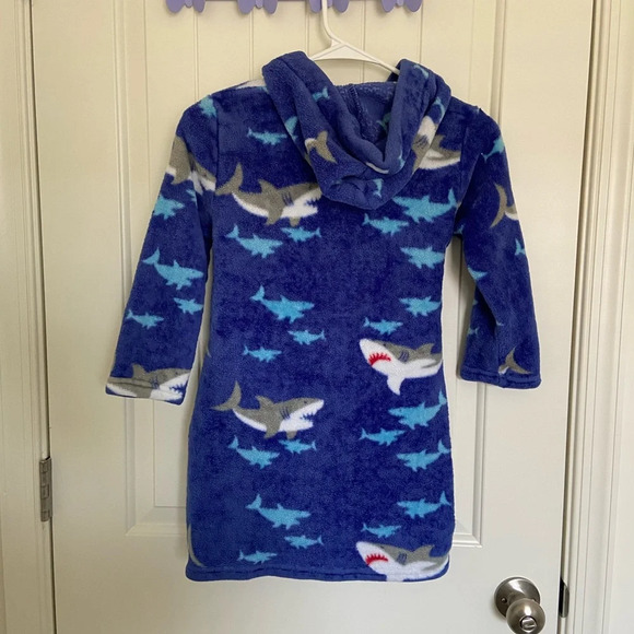 Kid’s fuzzy shark themed bathrobe — size 130 (6/7) - Picture 5 of 5